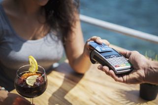 Karta, hotovost nebo Revolut? Jak platit na dovolené, aby vás to nestálo víc, než musí