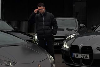 Adam Kajumi nechal nahlédnout do své garáže: Tahle sbírka aut vyšla kontroverzního influencera na miliony - Super.cz