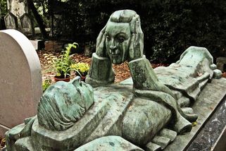 Zírá na hlavu mrtvé manželky, lidé se mu smějí. Slavný náhrobek „Chudáka Fernanda“ láká davy turistů - Médium.cz