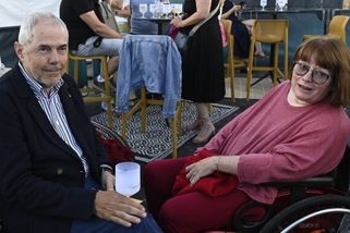 Marek Eben vyrazil po delší době do společnosti s manželkou. Markétě Fišerové to v červené slušelo
