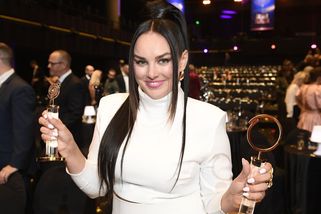 Minišortky s kamínky a lesklé kozačky: Ewa Farna odrovnala fanoušky divokou show i hravým outfitem - Super.cz