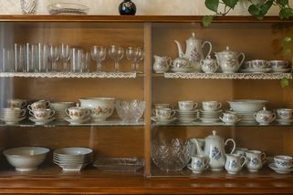 Retro vitríně s porcelánem jsme se u babičky smáli. Teď je tenhle socialistický trend znovu v kurzu - Médium.cz
