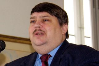 Muž mezi dvěma světy: Bernd Posselt veze do Brna smíření, parlamentní frašce navzdory - Médium.cz