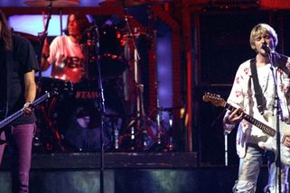 SEX, STORY, ROKENROL: Mizerný den Nirvany. Cobain se chytil s Axlem, poplival piano Eltona Johna a Novoselic si rozbil hlavu - Novinky