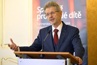 ŽIVĚ: Předseda Senátu Vystrčil přednese večer adventní projev