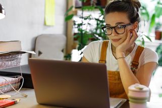 Začíná to láskou přes internet, končí dluhy. Falešní romantici umějí vylákat statisíce - Seznam Zprávy