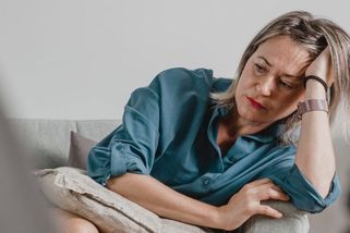 Šarlota (41): Máma nečinně přihlížela, jak mi otčím ubližuje. Dodnes tvrdí, že byla moje chyba – Lifee.cz