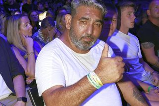 Godla žil v paneláku, dnes chová prasata a kozy. V domě u Jičína bydlí jedenáct lidí pohromadě