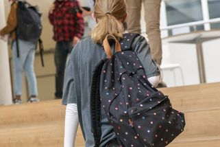 Učitel psal studentkám „jen“ zprávy. Školu však na něj upozornila policie - Seznam Zprávy