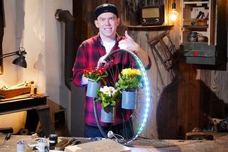 Využijte starý ráfek od kola k výrobě zahradní dekorace