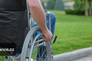 Podpora v nezaměstnanosti se v roce 2026 razantně zvýšila. Mají na ni ale nárok i důchodci?