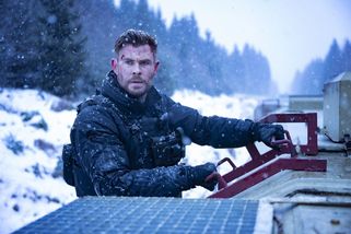 Pokořil i Johna Wicka: Akční nářez, ve kterém Chris Hemsworth zlikviduje přes 180 nepřátel, znovu otřese Netflixem