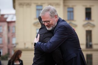 Vděk i vřelé objetí od Fialy. Druhý den Zelenského v Praze obrazem - Seznam Zprávy