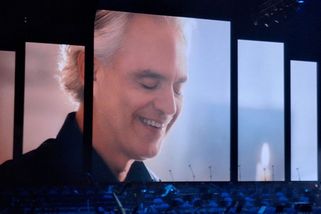 Andrea Bocelli v O2 areně byl famózní. Potěšila árie z Rusalky, tanečníci i ukáznění diváci - Médium.cz