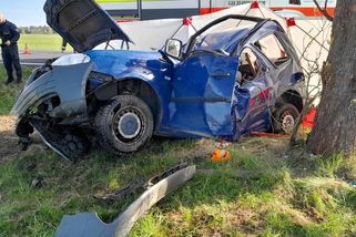 Střet dvou aut u Rumburku vymrštil auto do stromu. Řidič nepřežil - Novinky