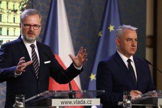 Platy ve veřejné sféře vzrostou o 1400 korun, dohodla vláda s odbory - Novinky