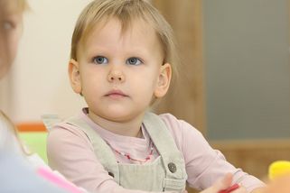 Nevzali vám tříleté dítě do školky? Obec vám musí zajistit místo v jiné - Médium.cz