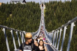 Obrazem: Most z Guinnessovy knihy láká tisíce turistů bez ohledu na cenu - Seznam Zprávy