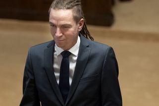 Policisté zadrželi podezřelého z poškození kanceláře poslance Bartoše - Seznam Zprávy
