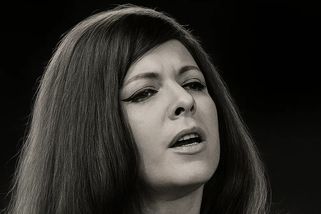 Eva Olmerová zpívala jako Bůh a mluvila jako dlaždič. Režim ji trestal už od jejích sedmnácti let - Médium.cz