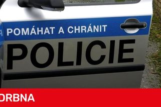 Policisty upozornil odhozeným nedopalkem. Otec vezl dvouletou dcerku bez autosedačky