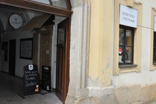 Už nikdy tam neotevřu, oznámila majitelka restaurace v Hradci, kde se otrávily desítky lidí - Novinky