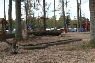 Spor chatařů s kempem na Hradecku: Problémem jsou golfisté, klády i naschvály úřadů, zlobí se