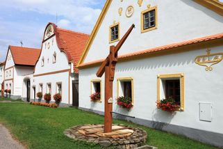 Kolona pick-upů rozzuřila lidi v Holašovicích: Takové návštěvníky tady nechceme | TN.cz