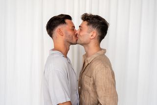 Sdíleli obyčejný polibek. Teď čelí soudu a hrozbě vězení. Turecko přitvrzuje vůči LGBT+ lidem