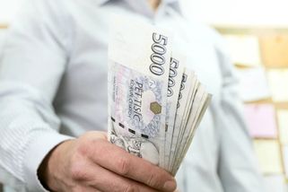 Úřad práce rozdává 50 tisíc ročně i těm, kdo chodí do práce. Stačí vyplnit formulář a poslat žádost