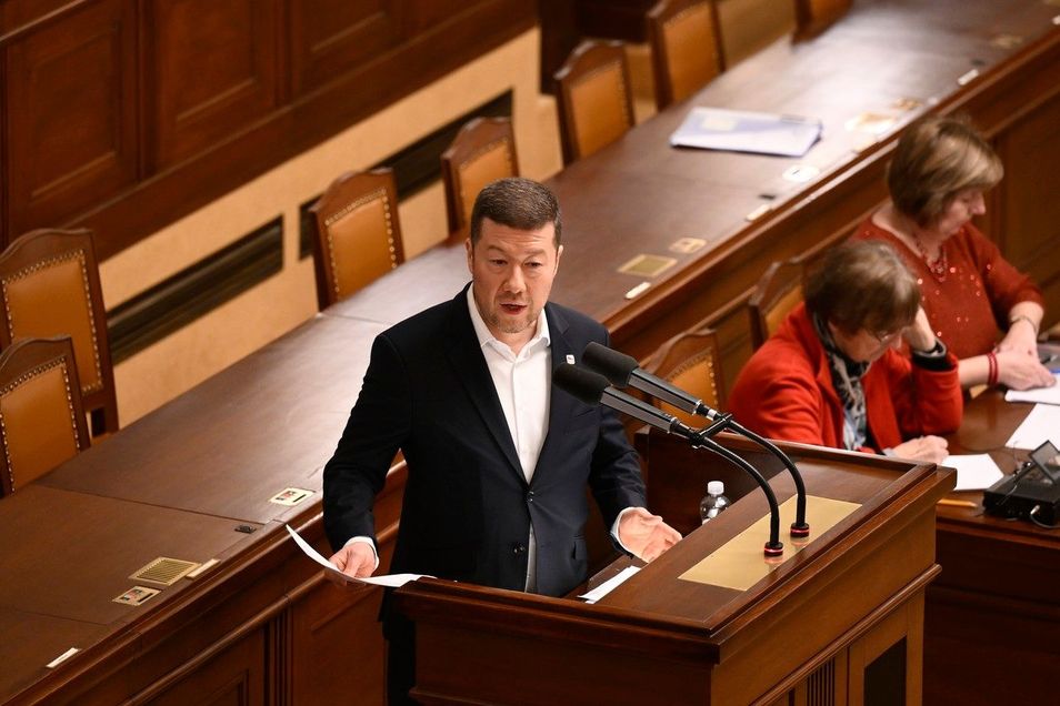 Okamura překonal rekord a řečnil skoro 11 hodin. Mluvil o občerstvení a četl diplomku | Aktuálně.cz