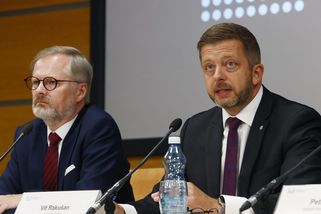 Rakušan s Fialou jdou na pivo v úterý, volnou židli podrží i Hřibovi - Novinky