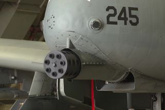 Krmení monstrózně silného kanónu GAU-8A Avenger | Military Magazín