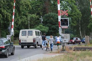Drama na přejezdu ve Studénce. Závora uvěznila kamion, tragédii zabránil svědek, jenž ji zvedl - Novinky