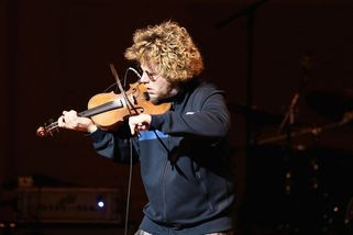 Muzikant Ashley MacIsaac žaluje Google o miliony. AI z něj udělala sexuálního delikventa
