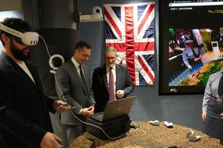 O životě a smrti Rusů rozhodují zabijácké stroje. Kontrolu nad bojištěm přebírá AI