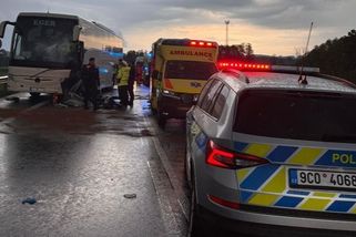 Na Českobudějovicku se srazilo auto s autobusem. Více než deset zraněných - Novinky