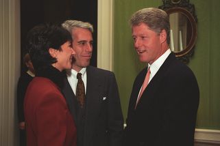 Jak mohl Epstein vybudovat takové impérium sexuálního násilí?