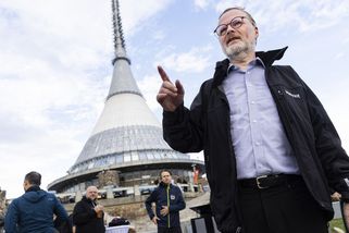 „Vítej v džungli.“ Premiér sundal sako a pustil se do kampaně - Seznam Zprávy