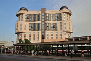 Nejošklivější stavba v Praze vznikla před třiceti lety na Vinohradech. Hotel má připomínat motýla - Médium.cz