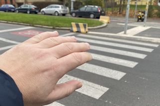 Poděkujete, když vás jiný řidič pustí? Objevila se radikální diskuze, aby byla slušnost povinná pod trestem pokuty