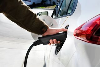 Pokračování sporu o poškozený elektromobil: PRE ukazuje na vadný konektor | Solární magazín