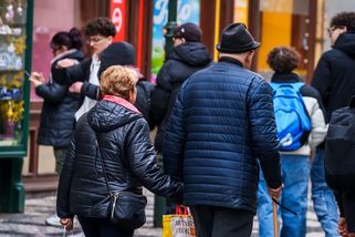 Důchody v roce 2027 čeká velká změna: Nová pravidla nejvíc zasáhnou lidi žijící v manželství