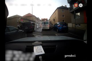 Netrpělivý řidič nevydržel jet za popeláři, jejich vůz objel po chodníku - Novinky