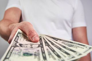 Američan našel na toaletě spoustu peněz, do posledního dolaru je vrátil majiteli - Novinky