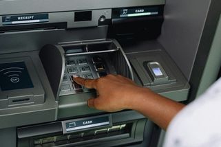 Nikdy při výběru z bankomatu netiskněte stvrzenky. Existuje velmi závažný důvod
