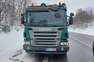 Kus ledu z náklaďáku poničil na Českolipsku kabinu protijedoucího tahače - Novinky