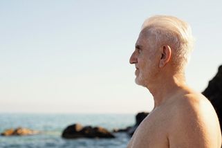 Italský Robinson Crusoe: Lidmi znuděný učitel ztroskotal na pustém ostrově. Zůstal tam přes 30 let - Médium.cz
