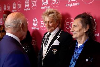 Usadil jste ho, spratka. Rod Stewart pochválil Karla III. za políček Trumpovi - Seznam Zprávy