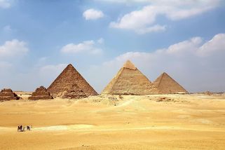 Co když to nebyli Egypťané, kdo postavil pyramidy? Nový vědecký objev otřásá poznatky o jejich původu